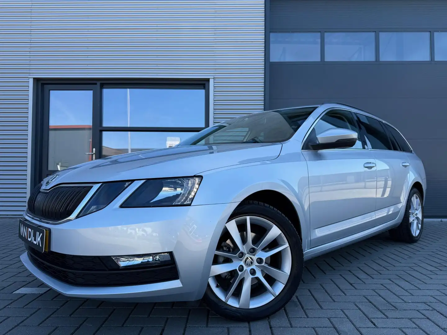 Skoda Octavia Combi 1.5 TSI Gr. BNS Edition Automaat ✓Half Leder Grijs - 2
