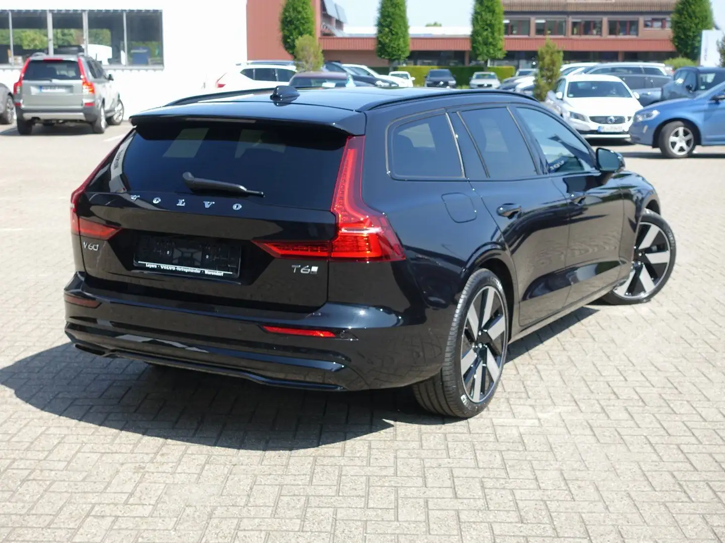 Volvo V60 Plus Dark T6 AWD Plug-in Hybrid PANO/360°KAM - 2