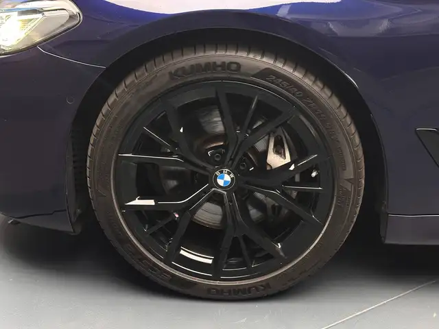 BMW 5 Series view 11