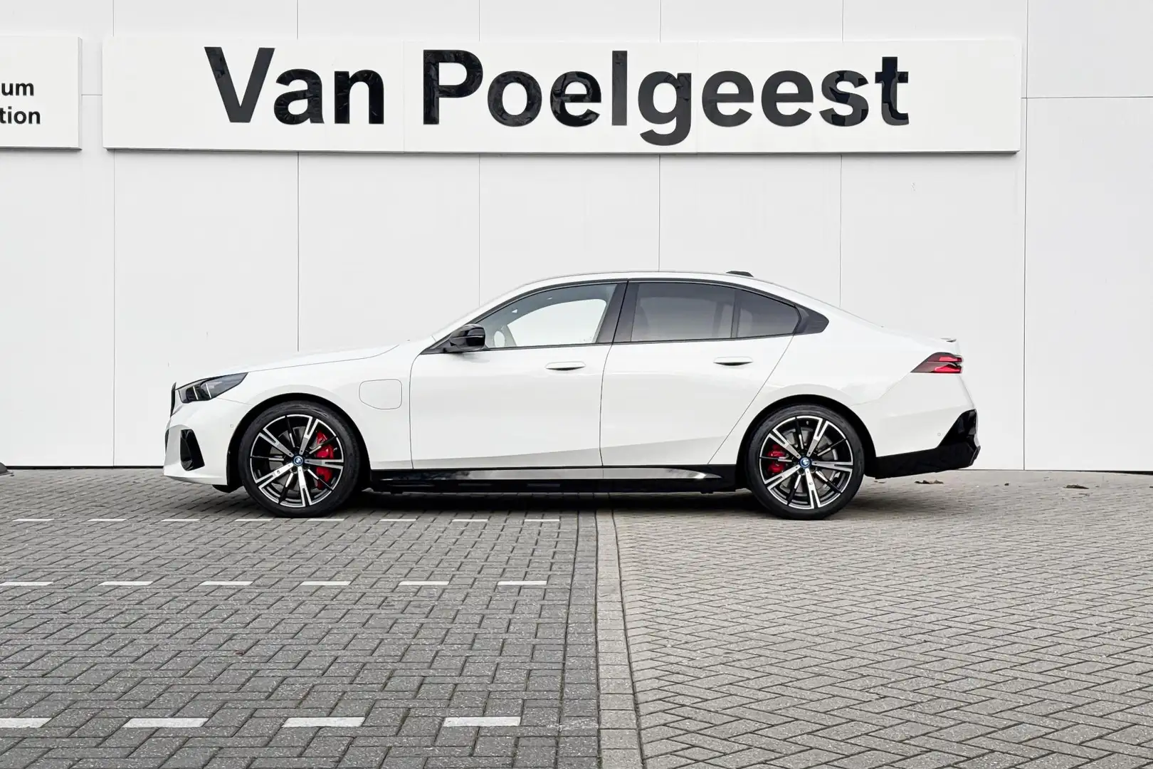 BMW 550 5 Serie Sedan 550e xDrive | M Sport | Driving Assi Weiß - 2