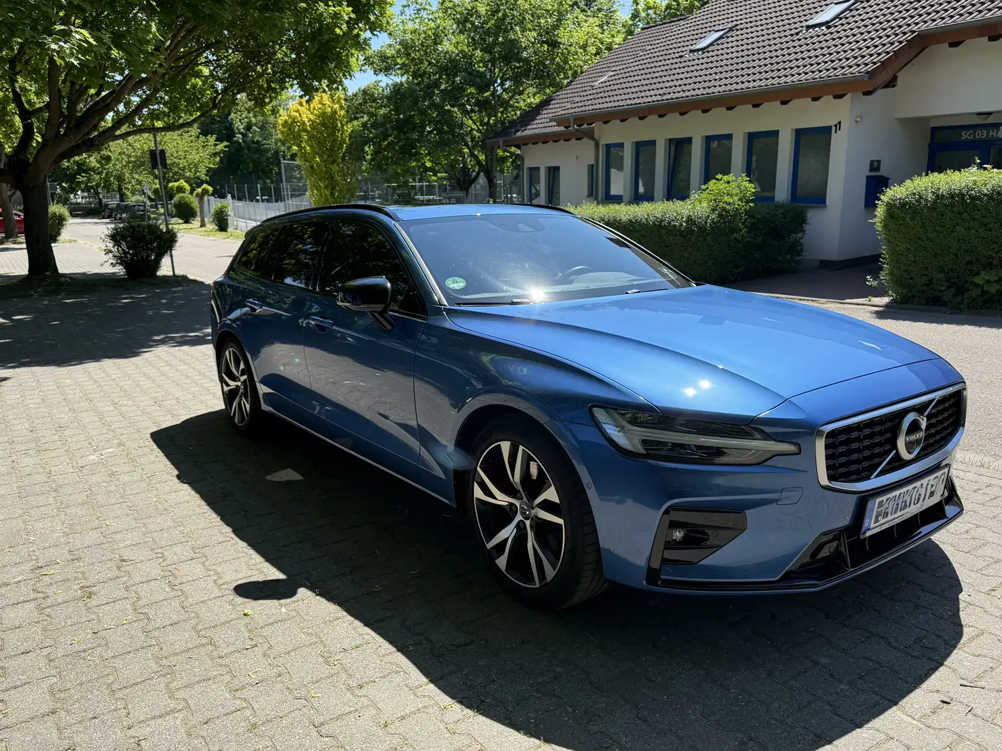 Volvo V60 R Design T4 HUD PANO MASSAGE AHK 360 Kam. Blau - 1