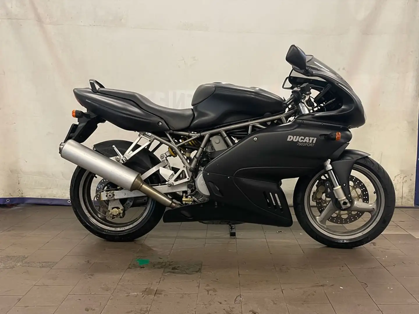 Ducati 750 Sport Black - 1