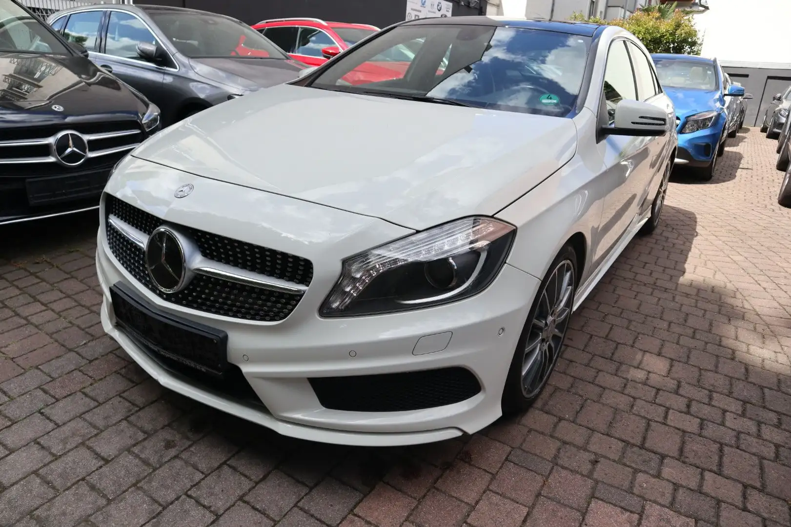 Mercedes-Benz A 180 BlueEfficiency AMG Panorama Navi Bi-Xenon Weiß - 1
