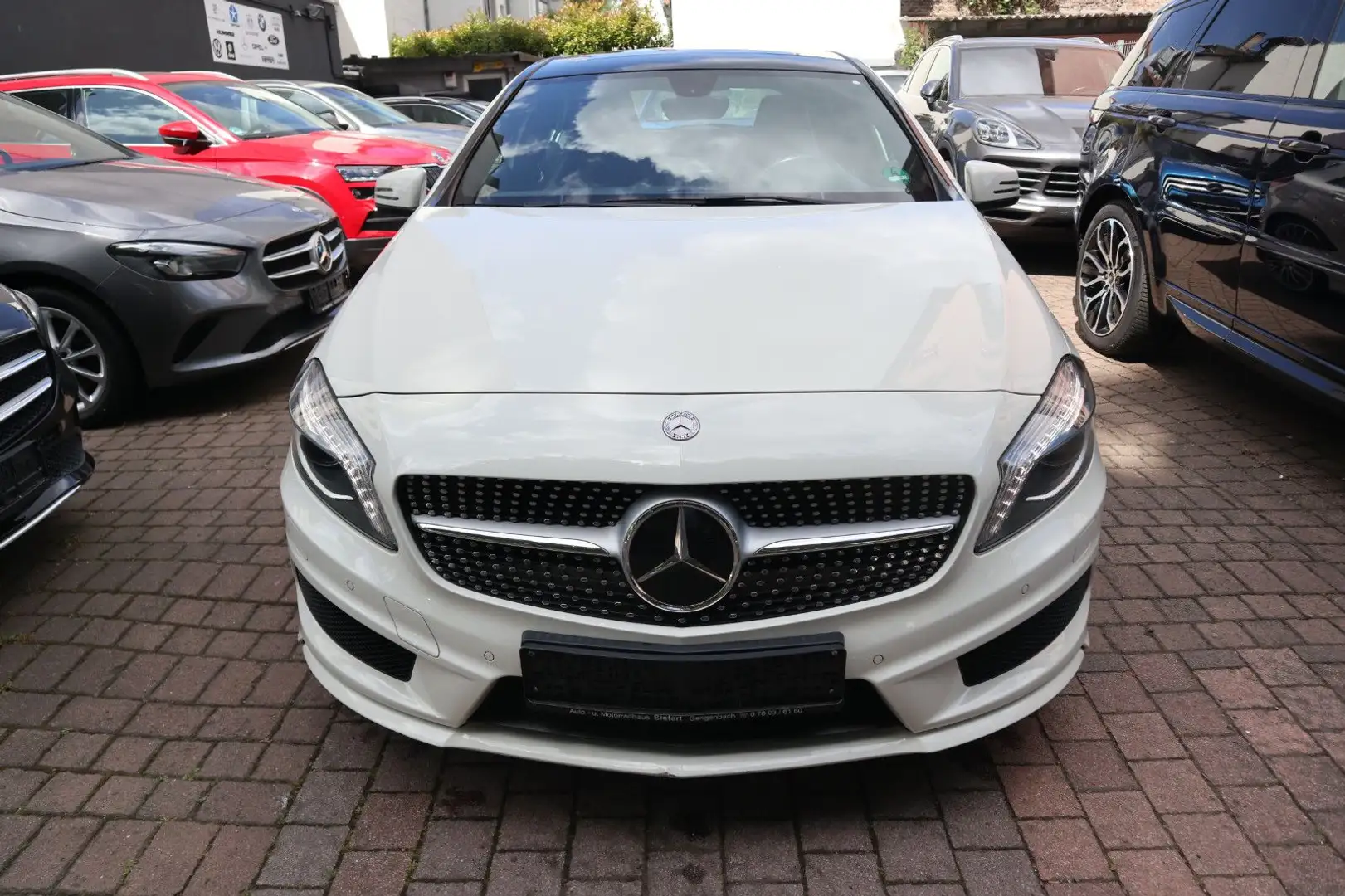 Mercedes-Benz A 180 BlueEfficiency AMG Panorama Navi Bi-Xenon Weiß - 2