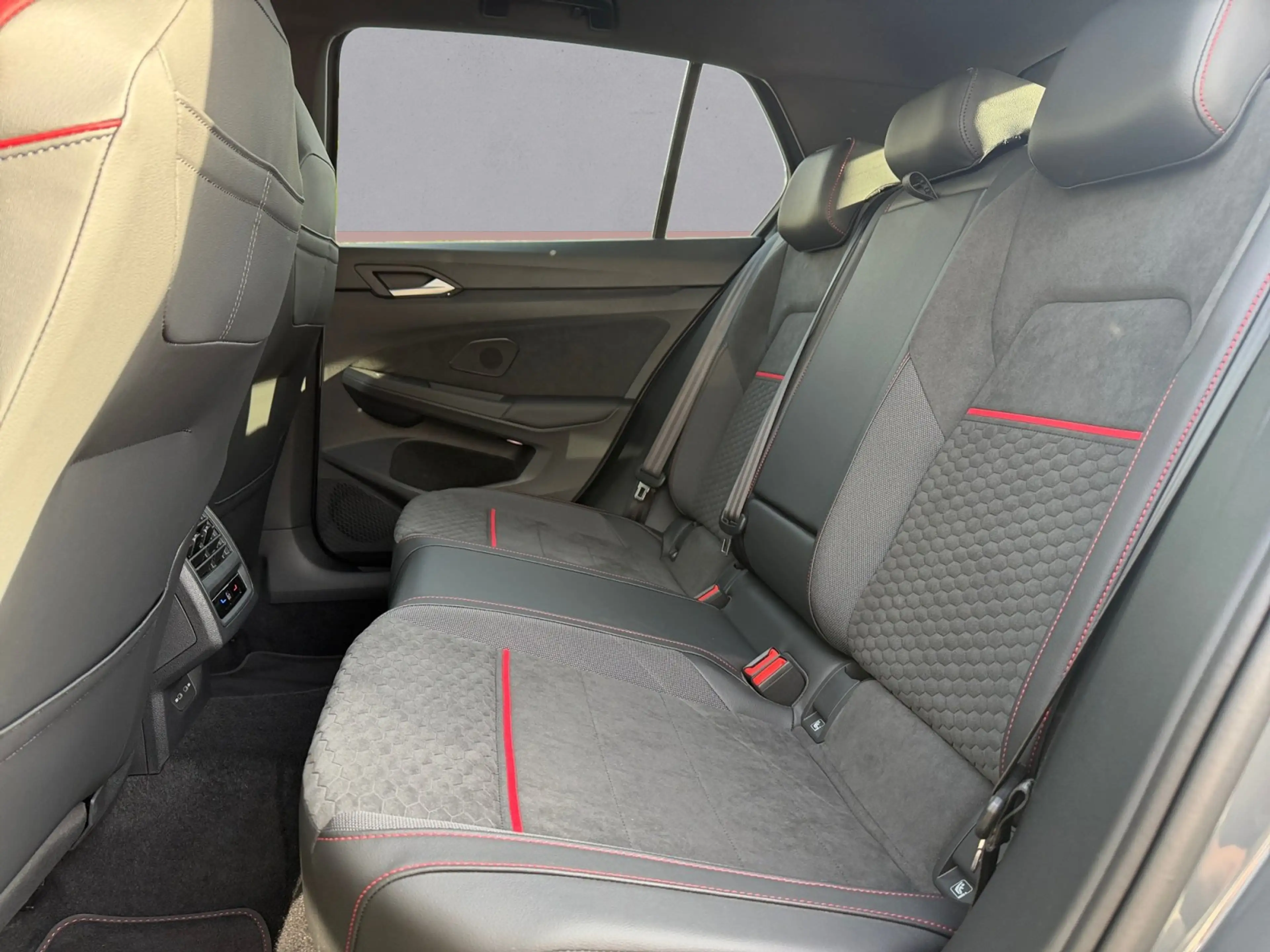 Volkswagen Golf GTI Clubsport 2,0 l TSI OPF DSG PANO/ HEAD-UP — photo 13