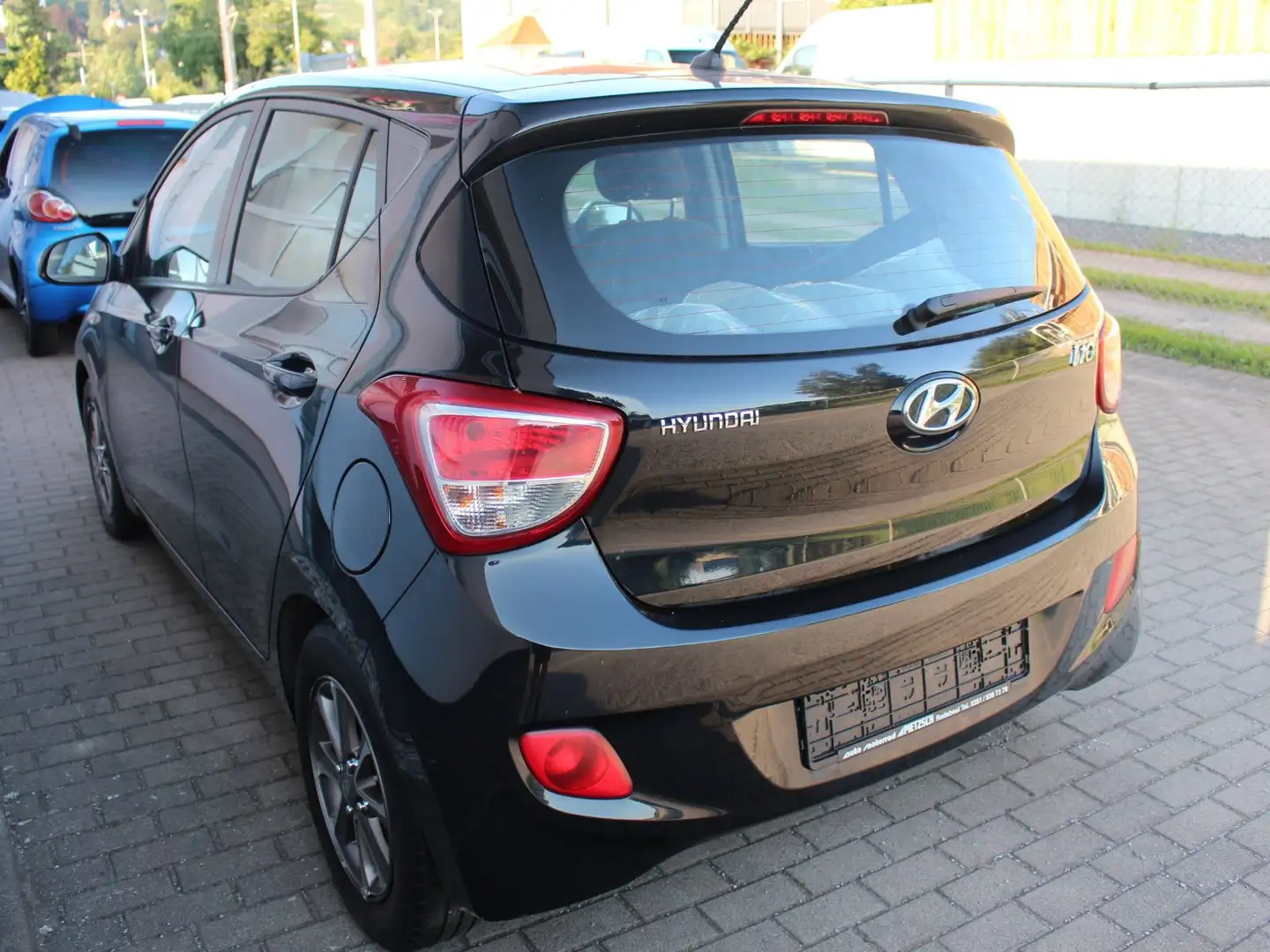 Hyundai i10 FIFA World Cup Edition 1.0 NSW SHZ Tempomat Schwarz - 2