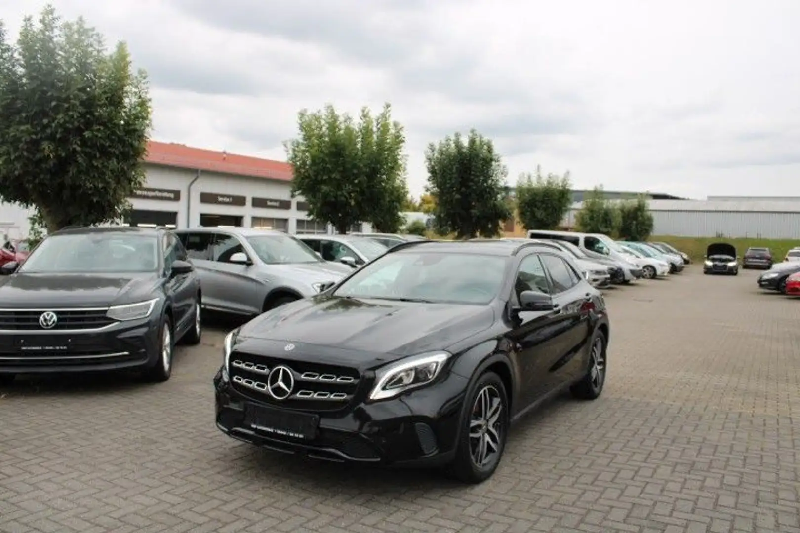 Mercedes-Benz GLA 180 AMG,Autom,LED,Navi,Night,AHK,Sportsitze Schwarz - 2