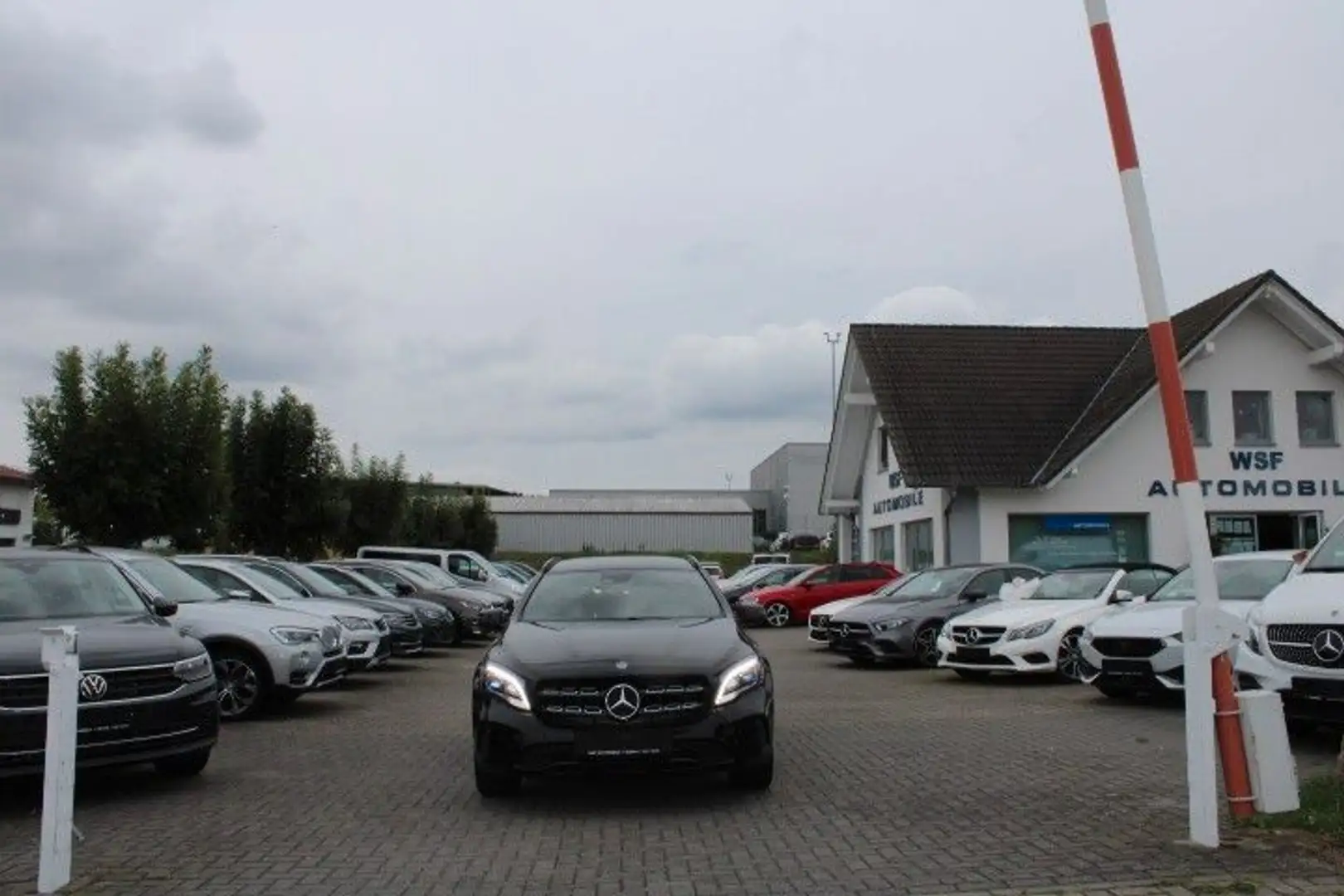 Mercedes-Benz GLA 180 AMG,Autom,LED,Navi,Night,AHK,Sportsitze Schwarz - 1