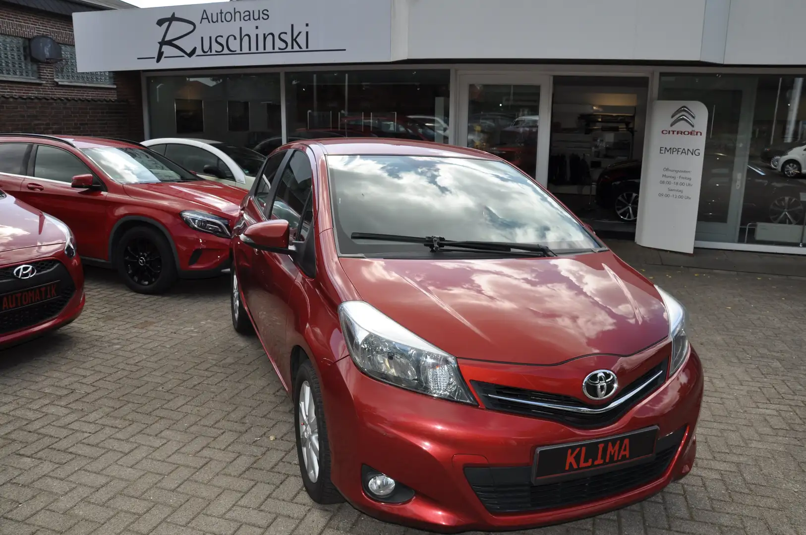 Toyota Yaris 1,0 Klima NAVI Ganzjahres Reifen  ALU Rot - 1