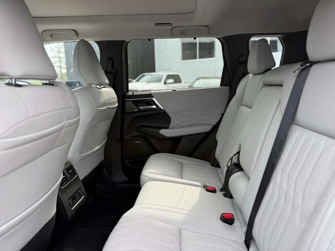 Mitsubishi Outlander снимка Mitsubishi Outlander