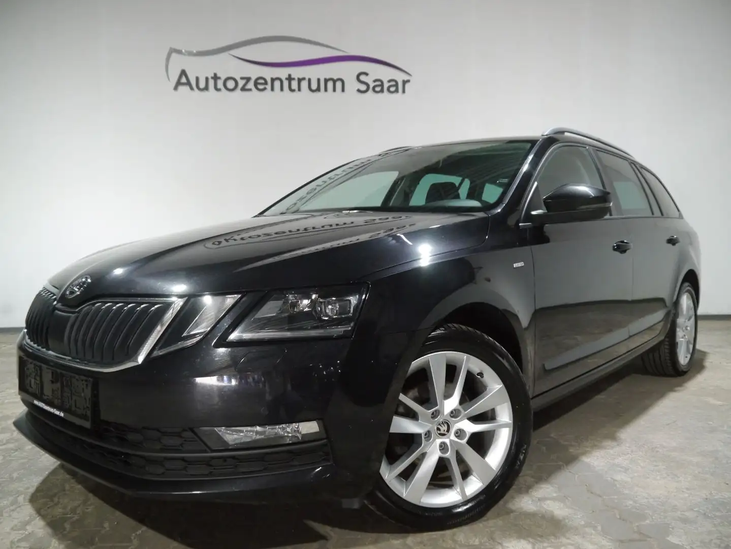 Skoda Octavia Combi Automatik LED Navi Sitzheizung BT Schwarz - 1