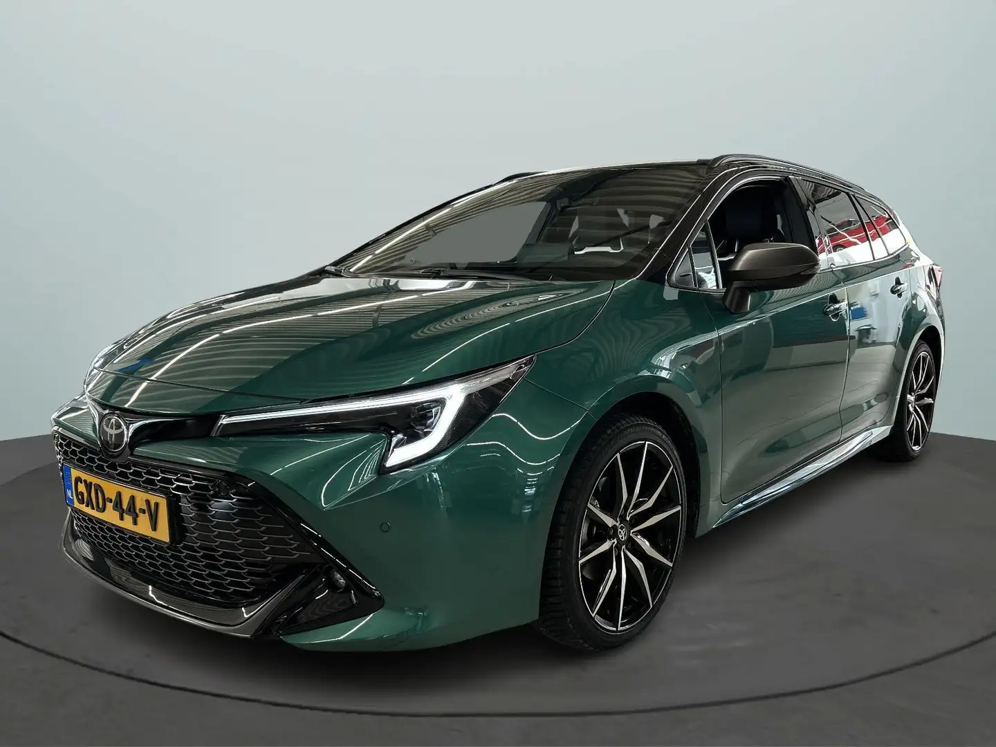 Toyota Corolla Touring Sports Hybrid 140 GR Sport Nu met € 3.500, Groen - 2