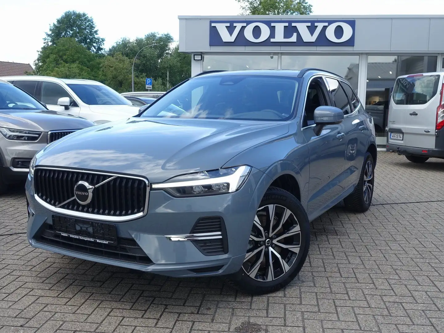 Volvo XC60 Core B4 Mild-Hybrid/BLIS/AHK/Kamera/Carplay Grau - 1