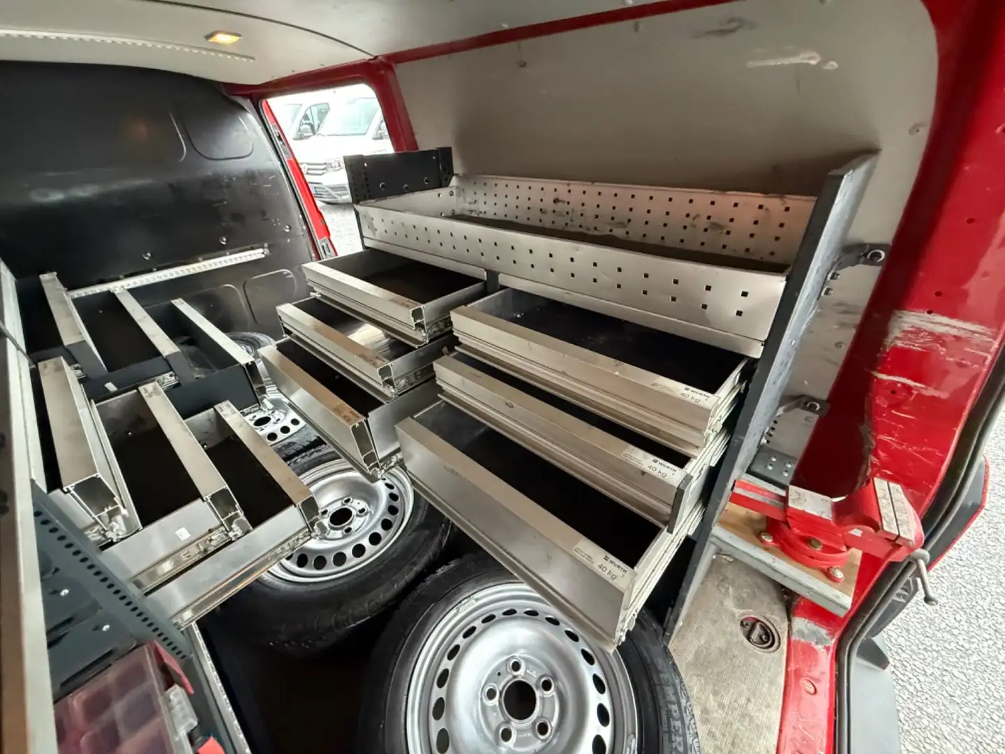 Volkswagen T6 Transporter T6 LANG KLIMA PDC WÜRT-REGALSYTEM SCHRAUBSTOCK Rot - 1