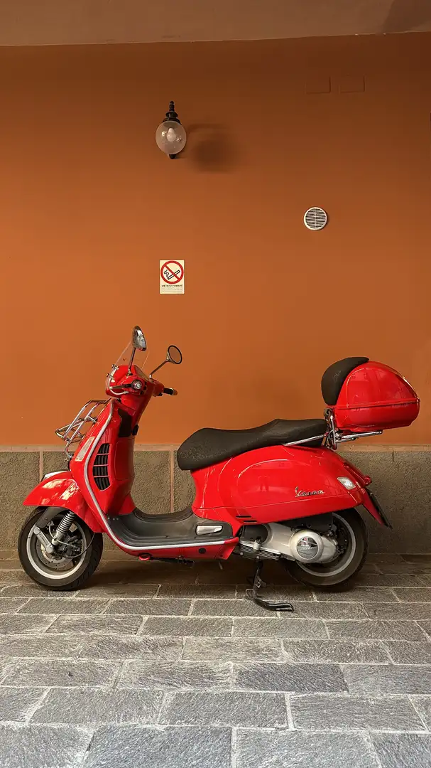 Vespa GTS 250ie Rosso - 1