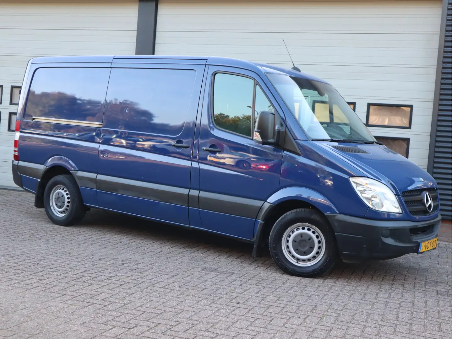 Mercedes-Benz Sprinter 319 3.0 CDI Automaat L2H1 - Trekhaak - Airco - Cru Blauw - 2