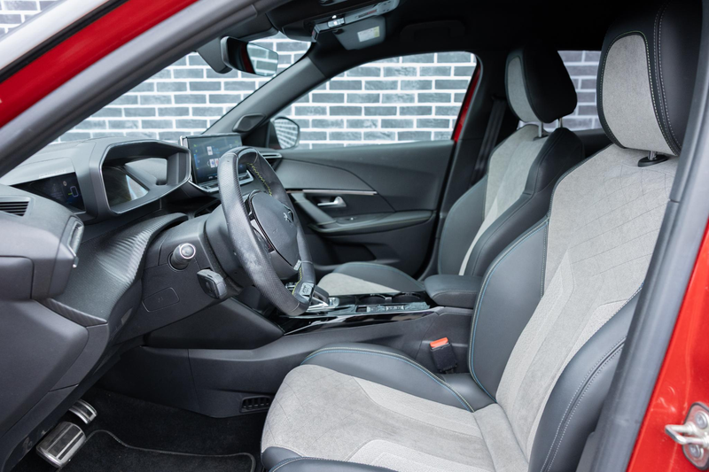 Peugeot e-2008 EV GT 50 kWh | Achteruitrijcamera | Parkeersensore — photo 3