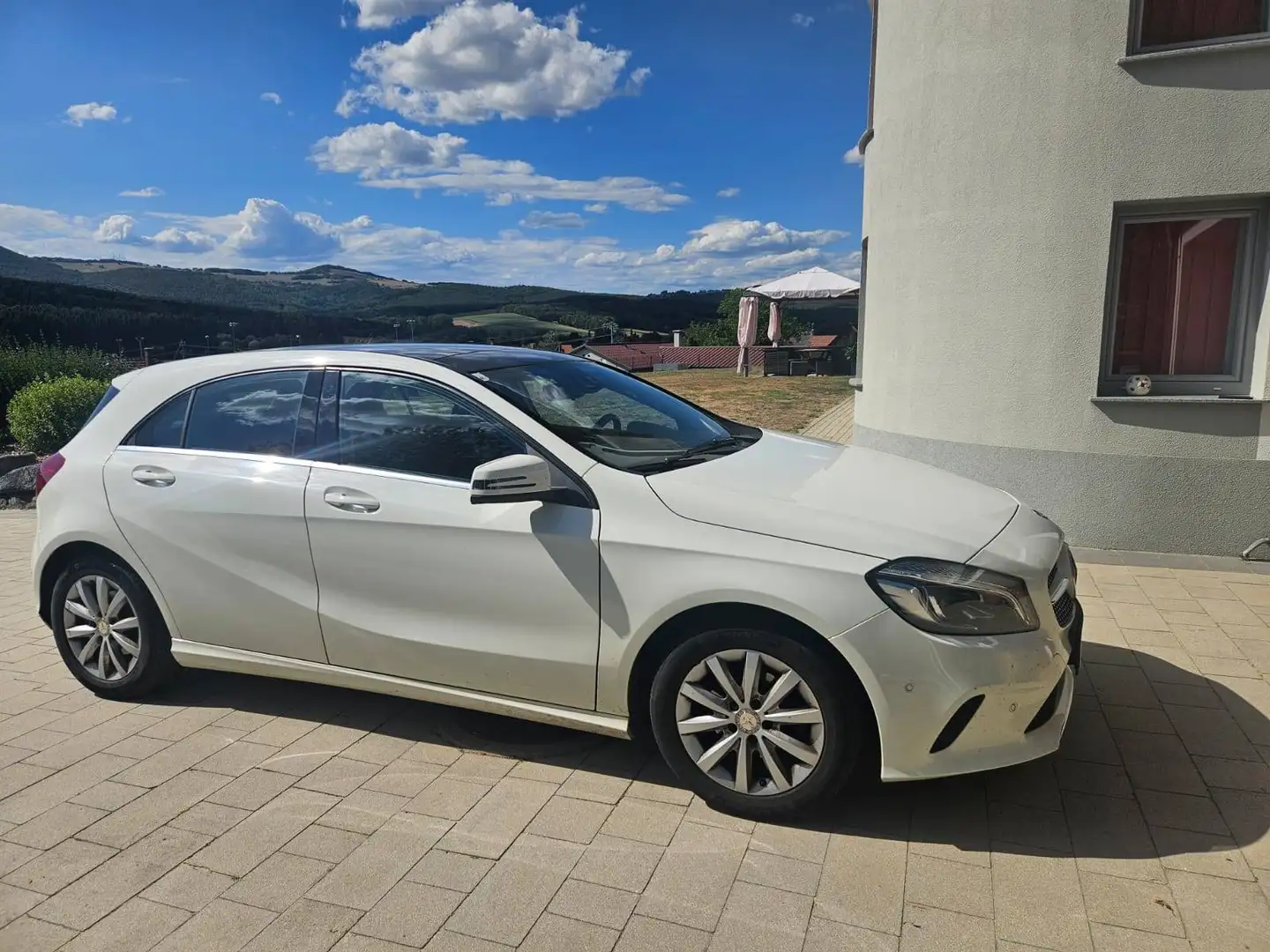 Mercedes-Benz 180 A180d Panoramadach Weiß - 1