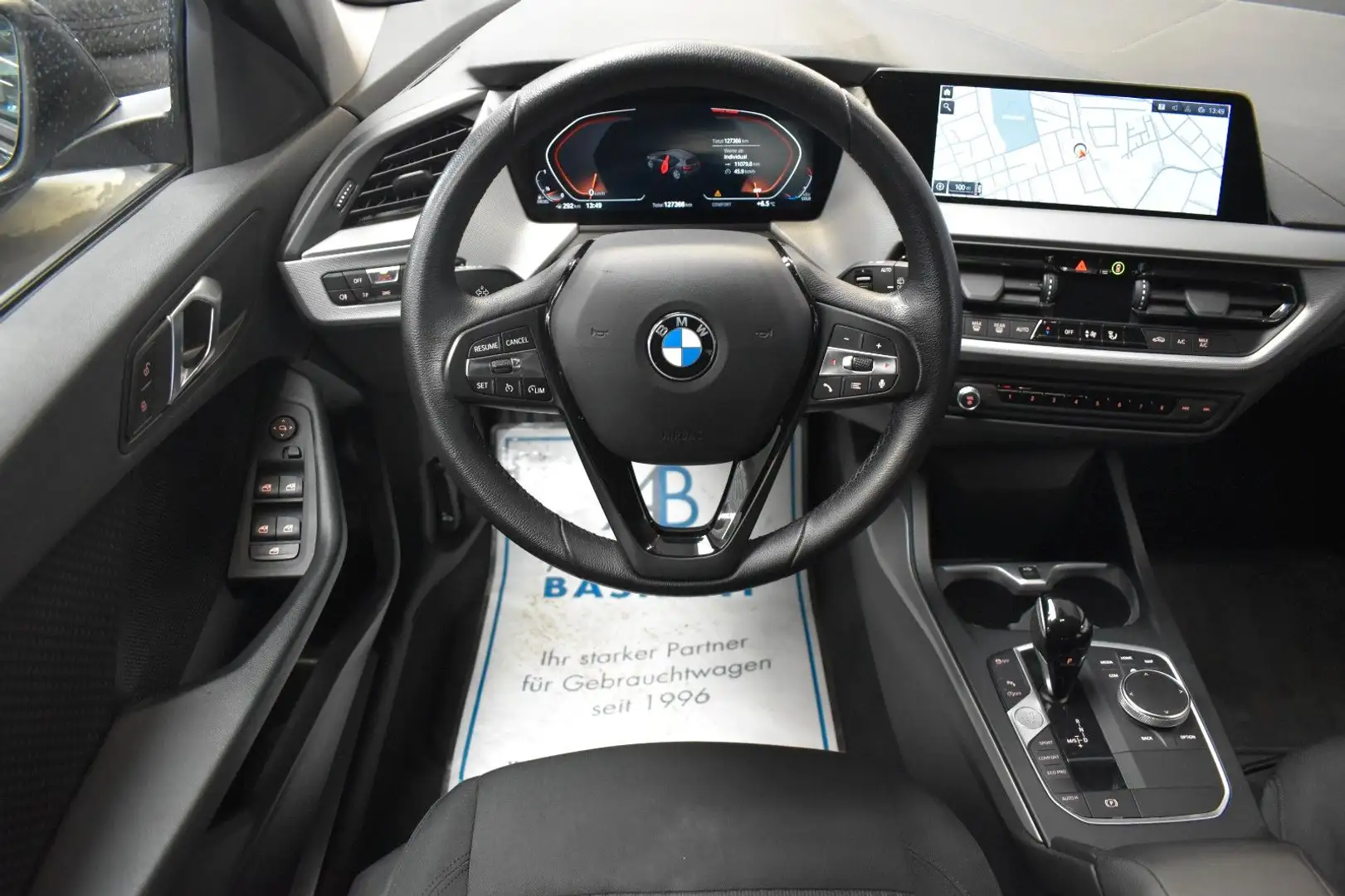 BMW 118 d Aut. Advantage*LED*NAVI*LIVE COCKPIT*SHZ* Schwarz - 2
