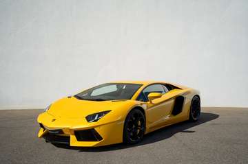 LP700-4 V12 COUPE FULL SERVICE HISTORY