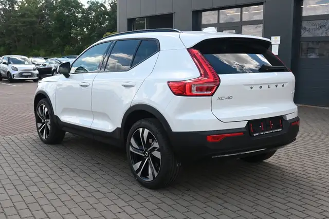 Volvo XC40 view 3