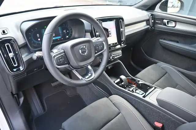Volvo XC40 view 12