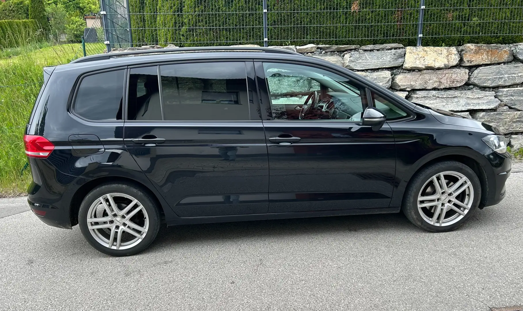 Volkswagen Touran Comfortline 1,6 SCR TDI DSG Schwarz - 1