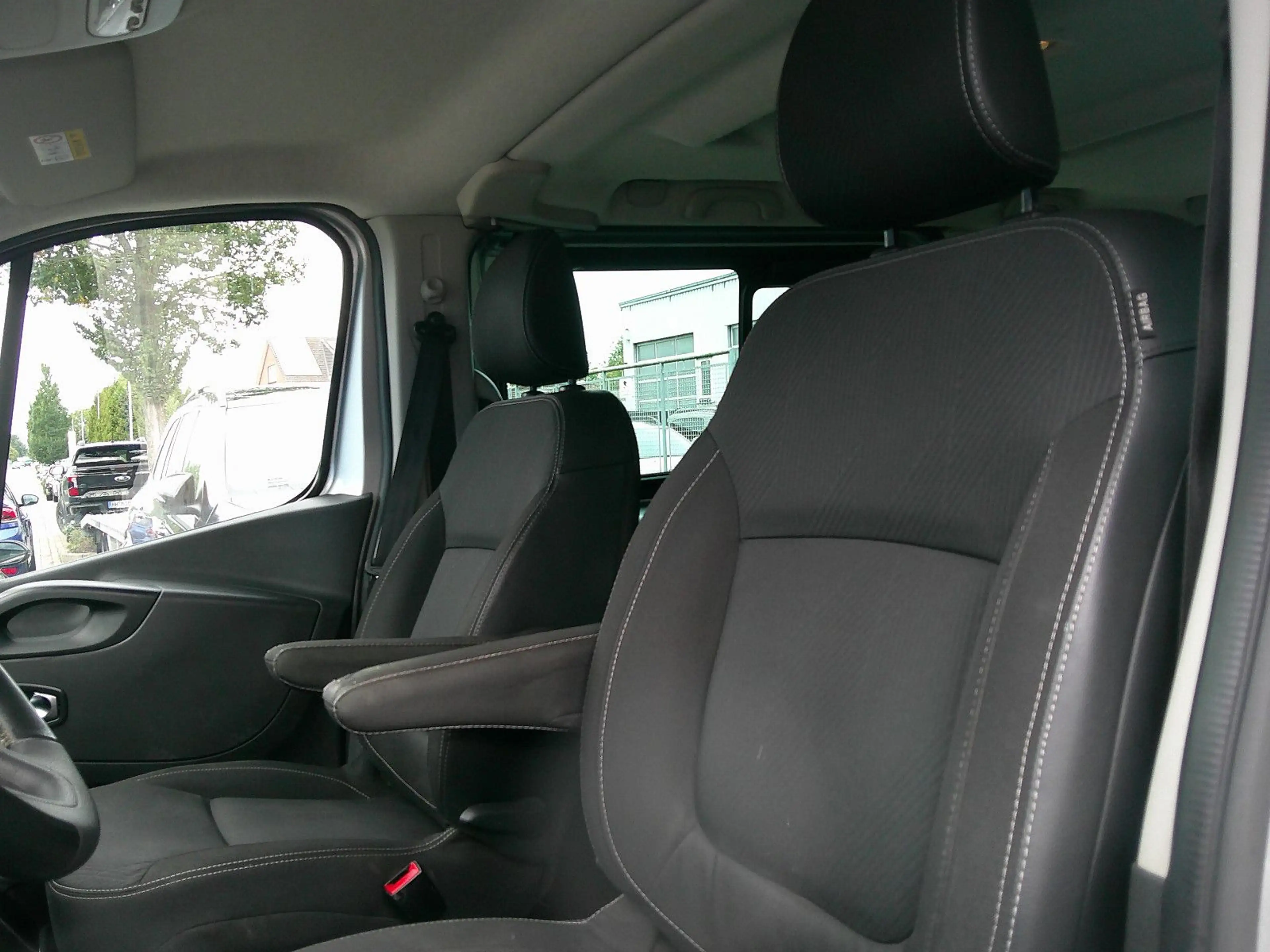 Nissan NV300 Kombi L1H1 2,7t PREMIUM 2.0 — photo 7