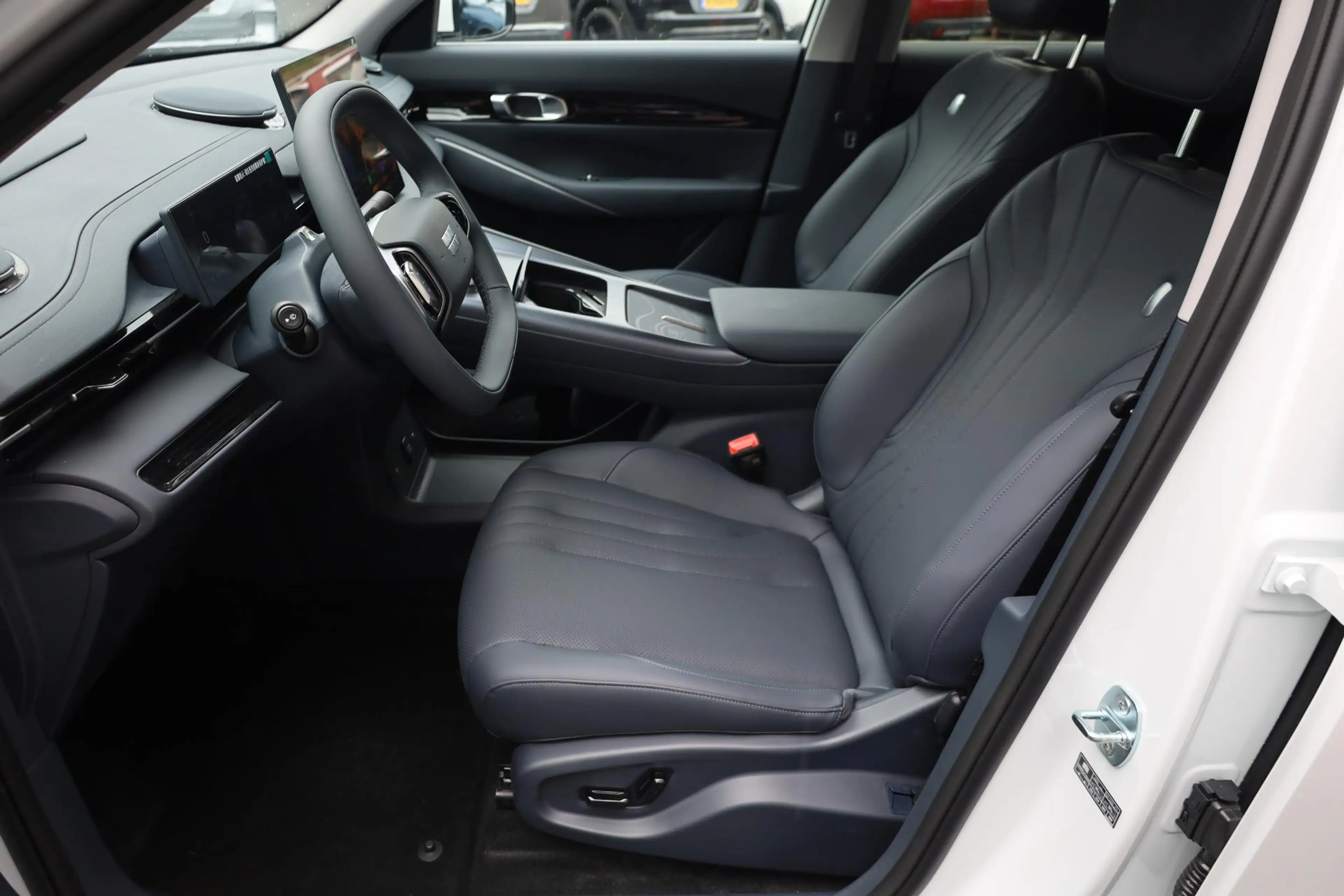 Geely E5 Max+ 68 kWh ZWART-LEDER! 475KM-RIJBEREIK PANO MASS — photo 36