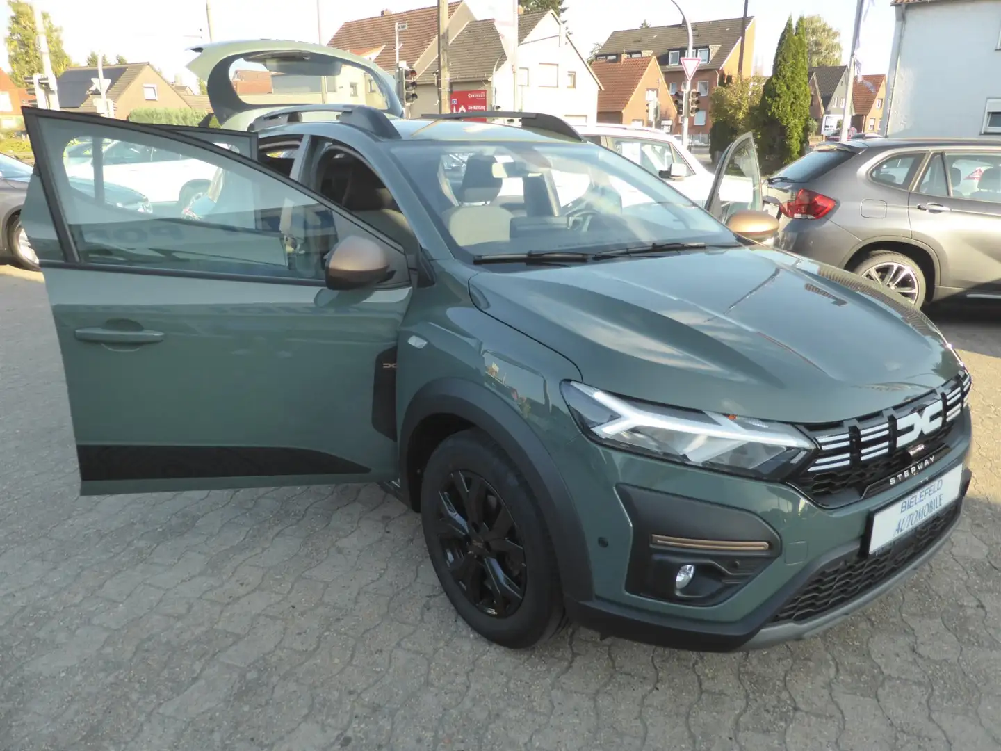Dacia Sandero III 1.0 TCe 110 KAT GPF EU6d Stepway Extreme+ Navi Grün - 1