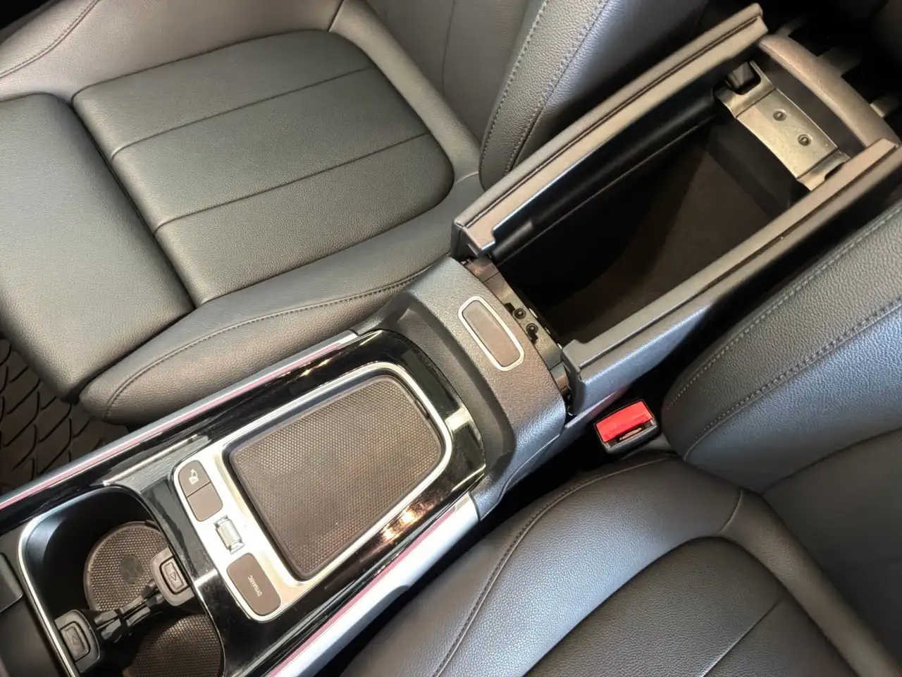 Mercedes-Benz EQB снимка Mercedes-Benz EQB