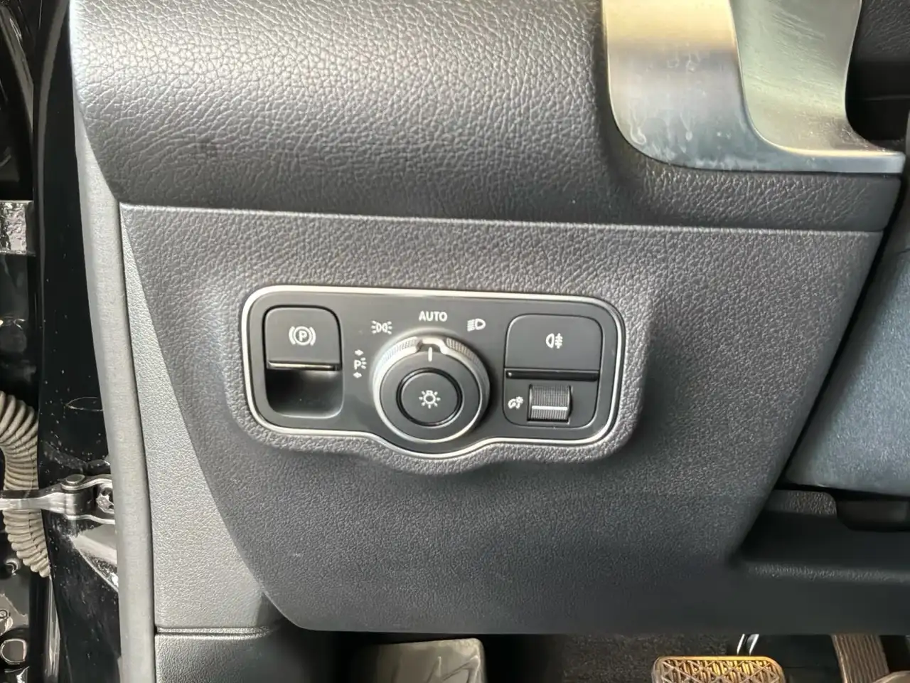 Mercedes-Benz EQB снимка Mercedes-Benz EQB
