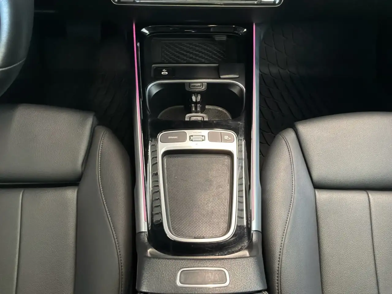 Mercedes-Benz EQB снимка Mercedes-Benz EQB