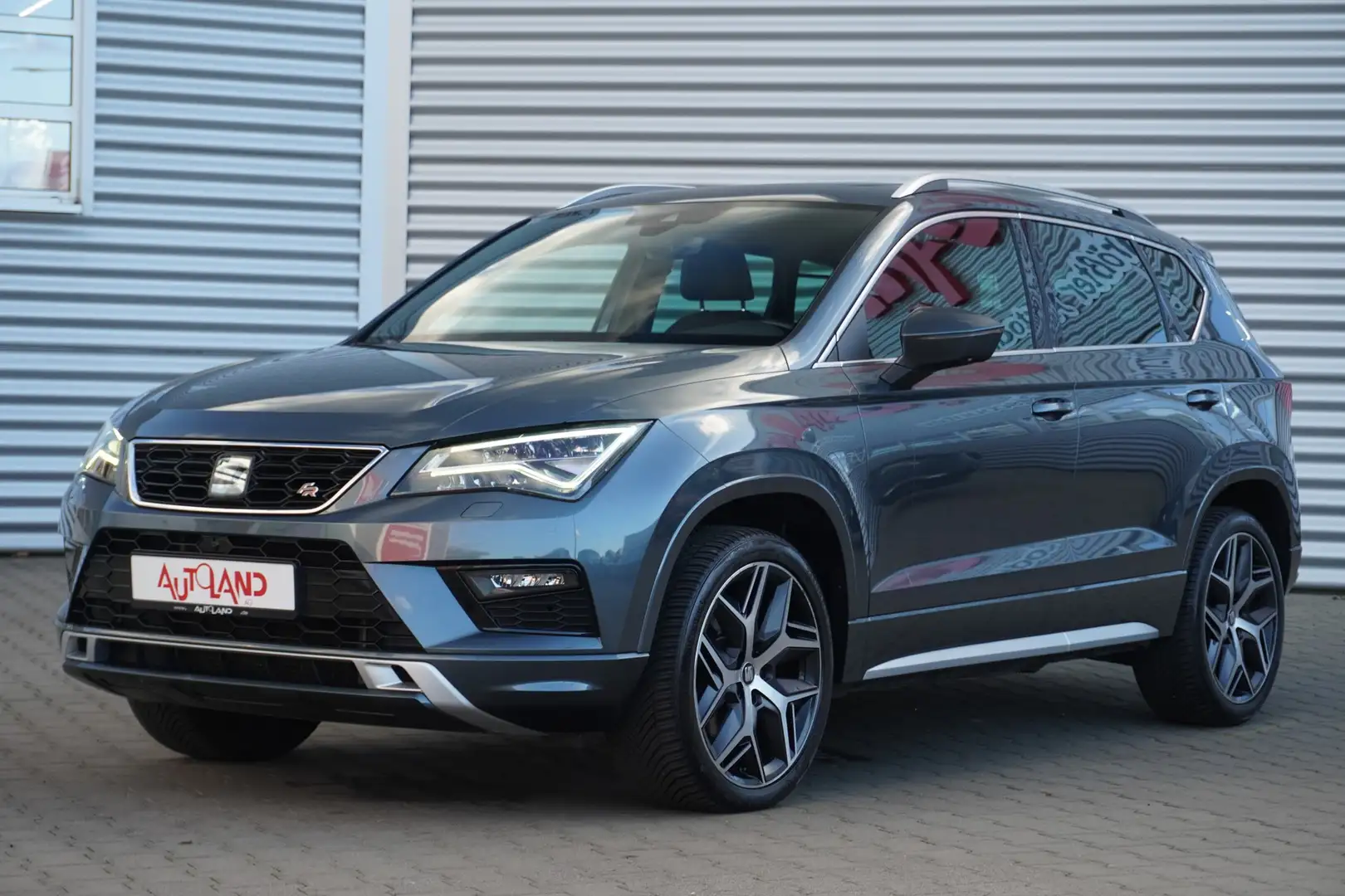 SEAT Ateca 2.0 TSI DSG FR 4Drive LED AHK Navi Kamera Grau - 2