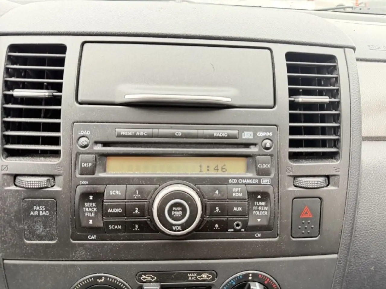 Nissan Versa снимка Nissan Versa
