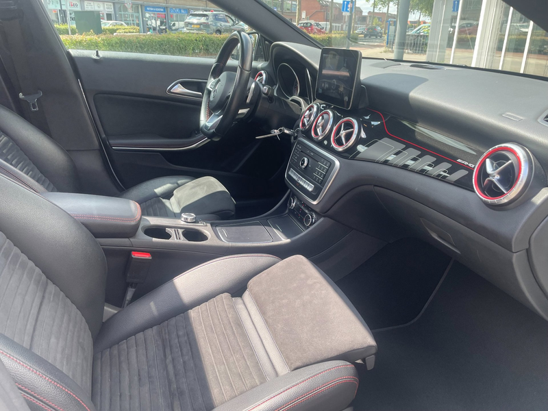 Mercedes-Benz CLA 180 Shooting Brake Prestige AMG | Navigatie-Panorama d — photo 7