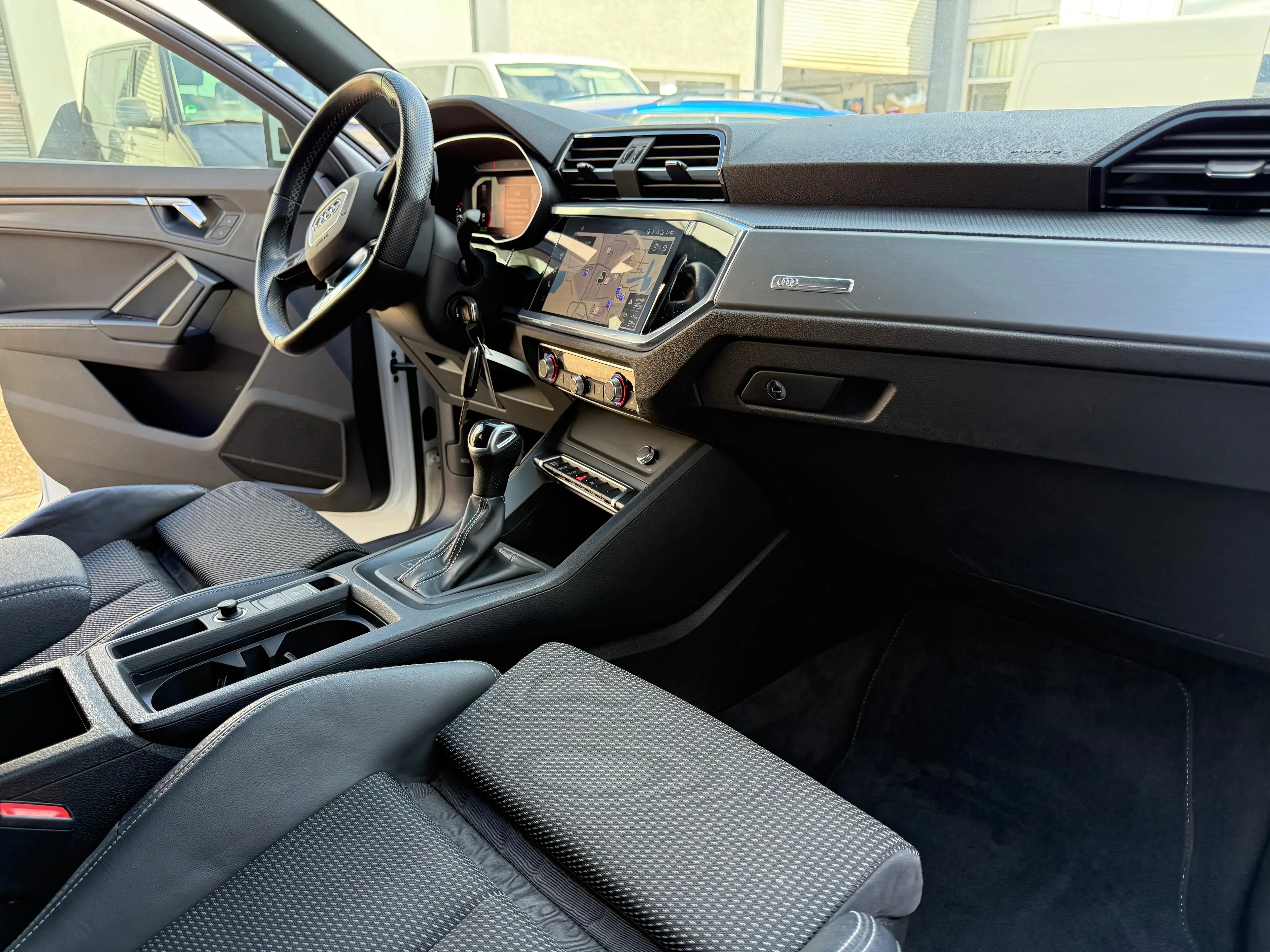 Audi Q3 35 TDI S line — photo 15