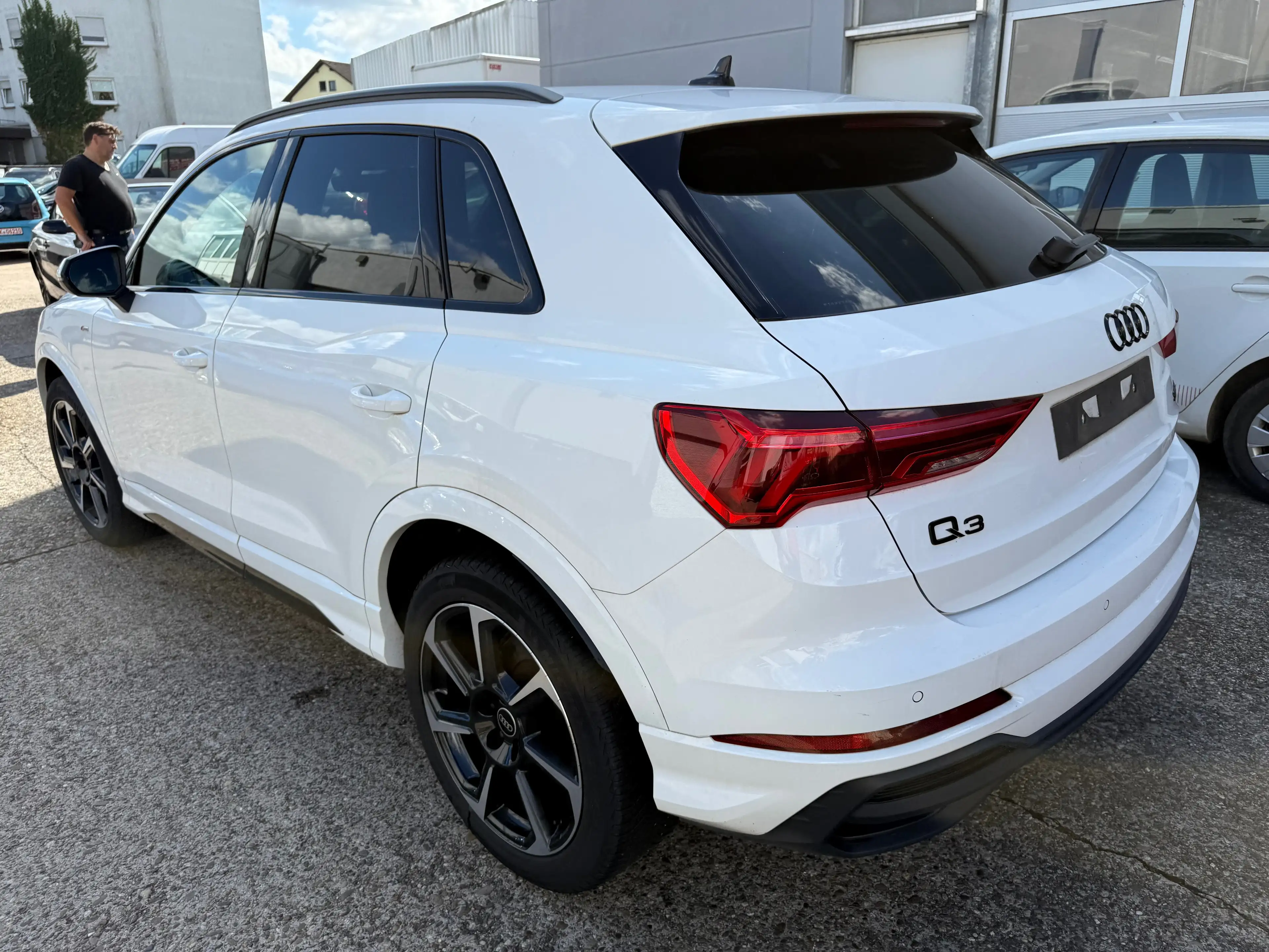 Audi Q3 35 TDI S line — photo 8