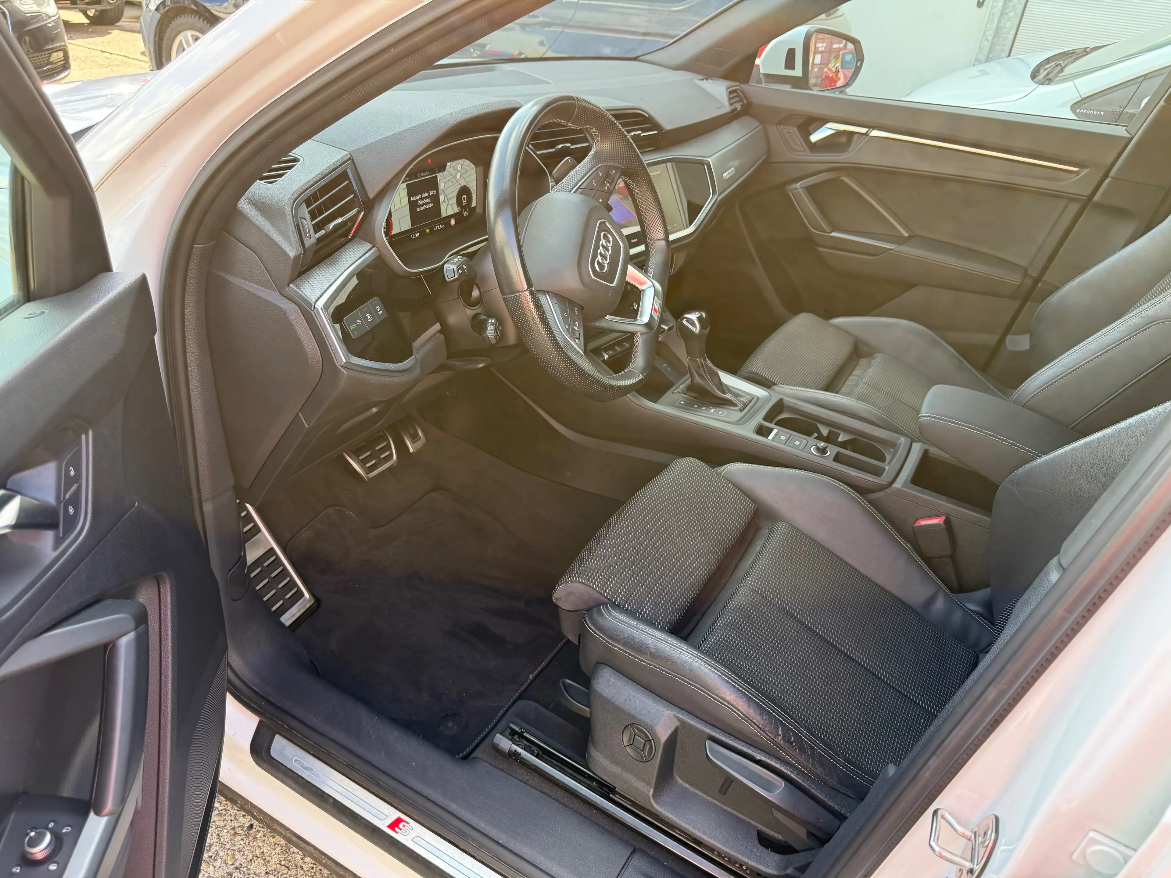 Audi Q3 35 TDI S line — photo 12
