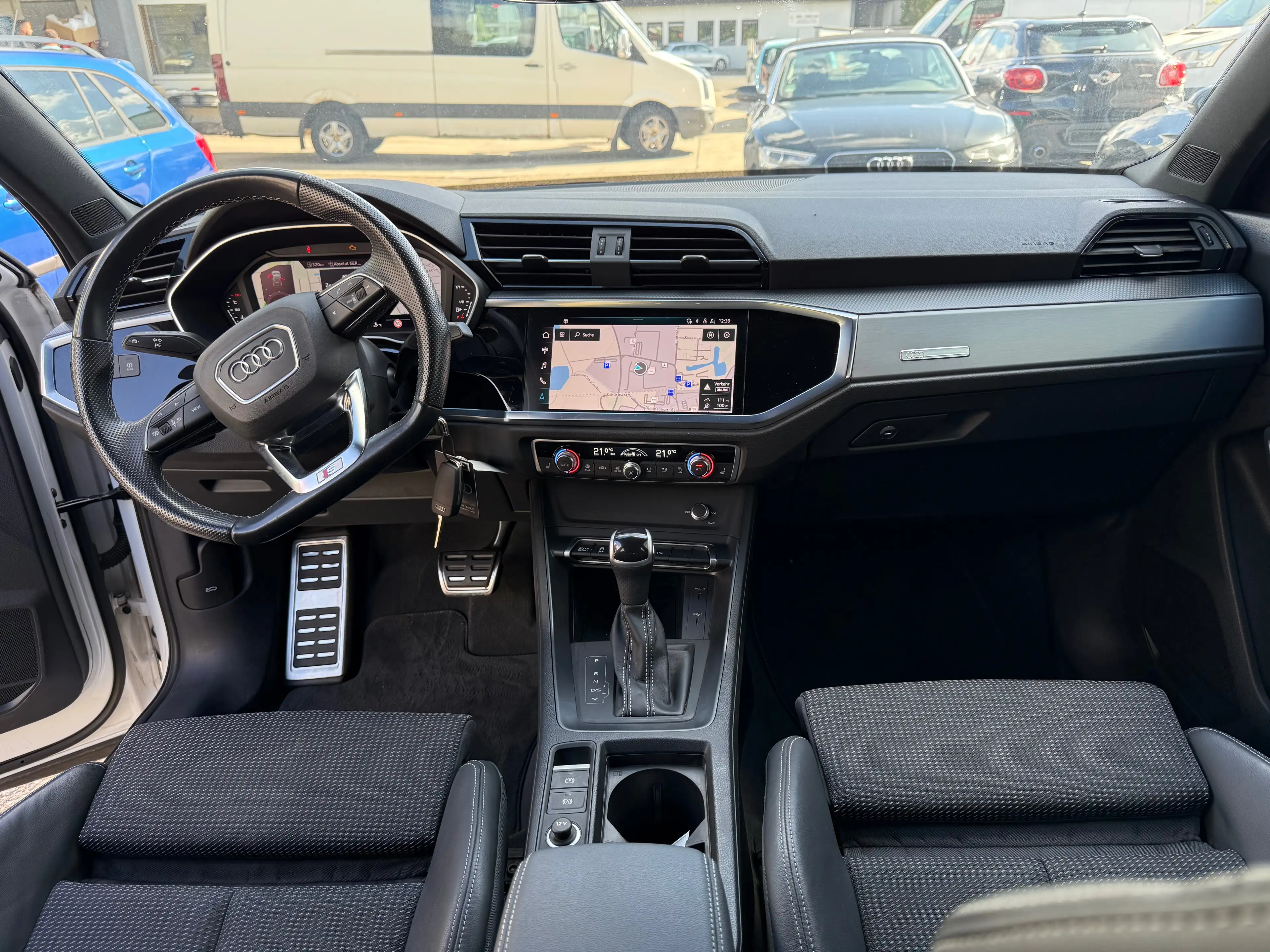 Audi Q3 35 TDI S line — photo 14