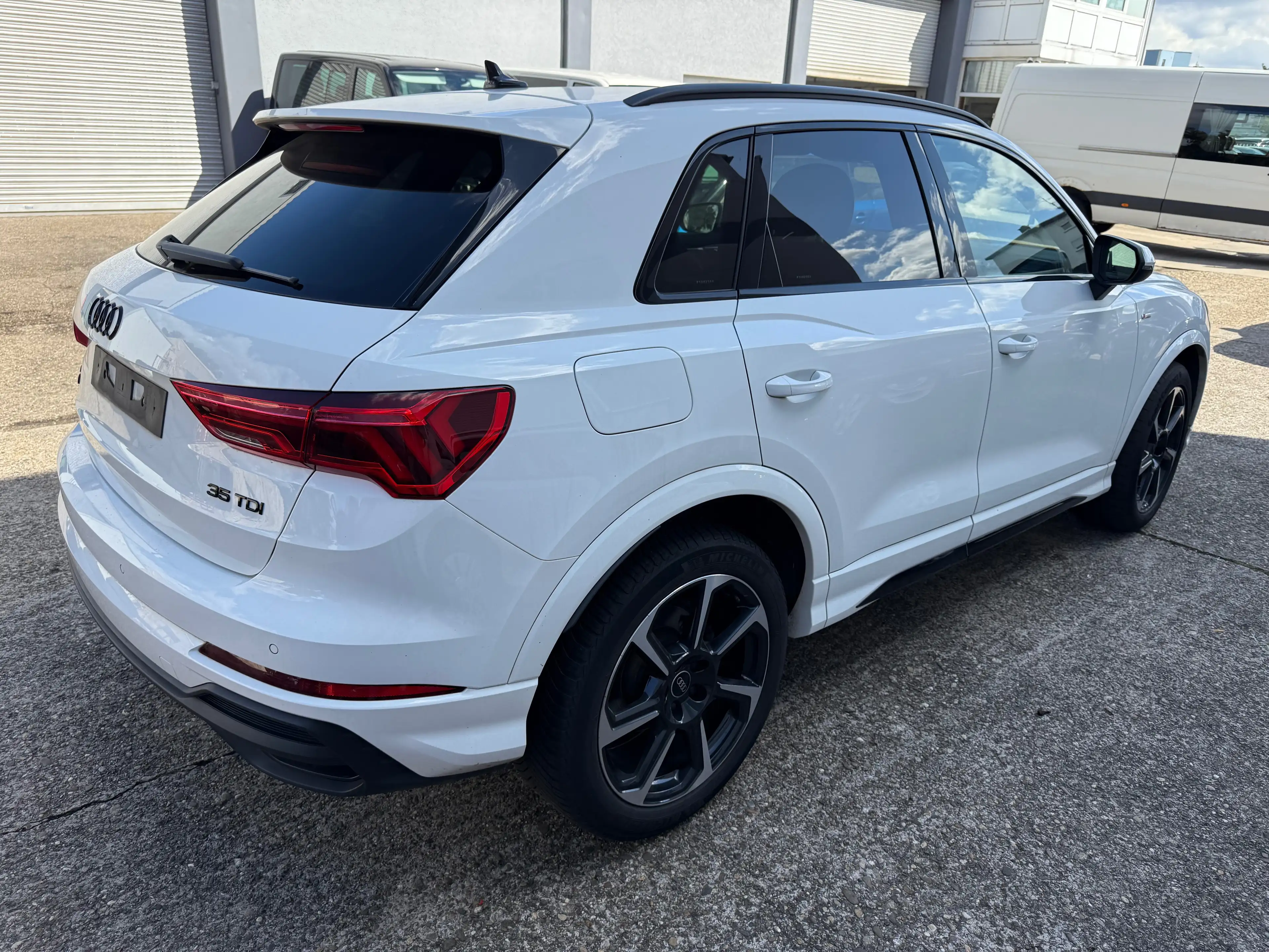 Audi Q3 35 TDI S line — photo 3