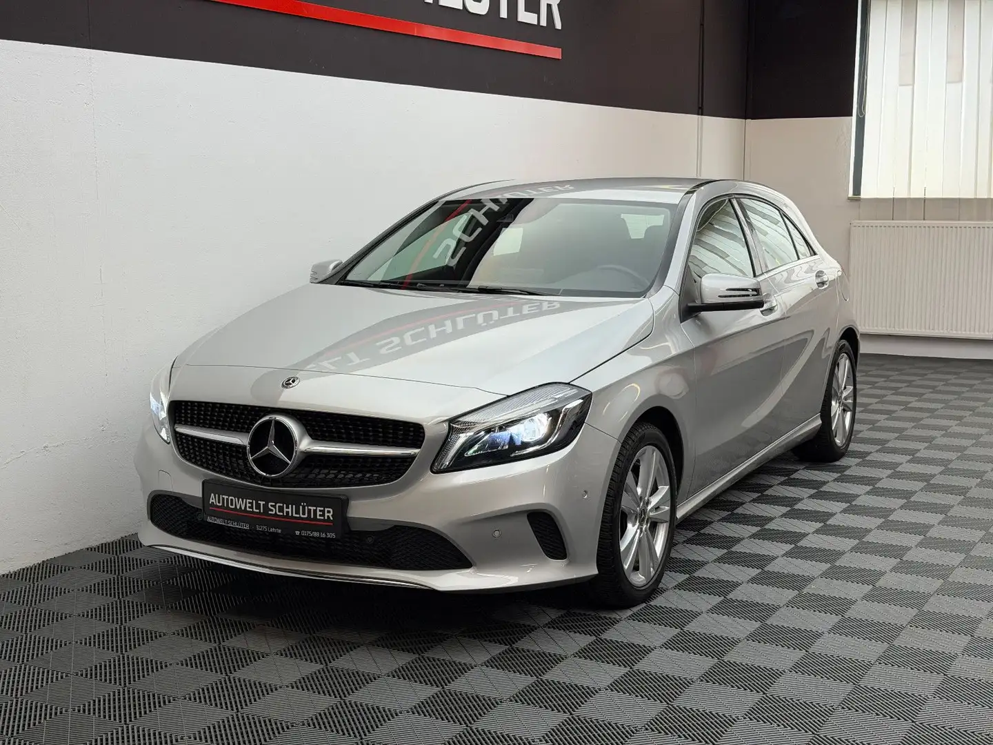 Mercedes-Benz A 220 Urban 4Matic Automatik Navi*SHZ*LED*PDC* Argintiu - 1