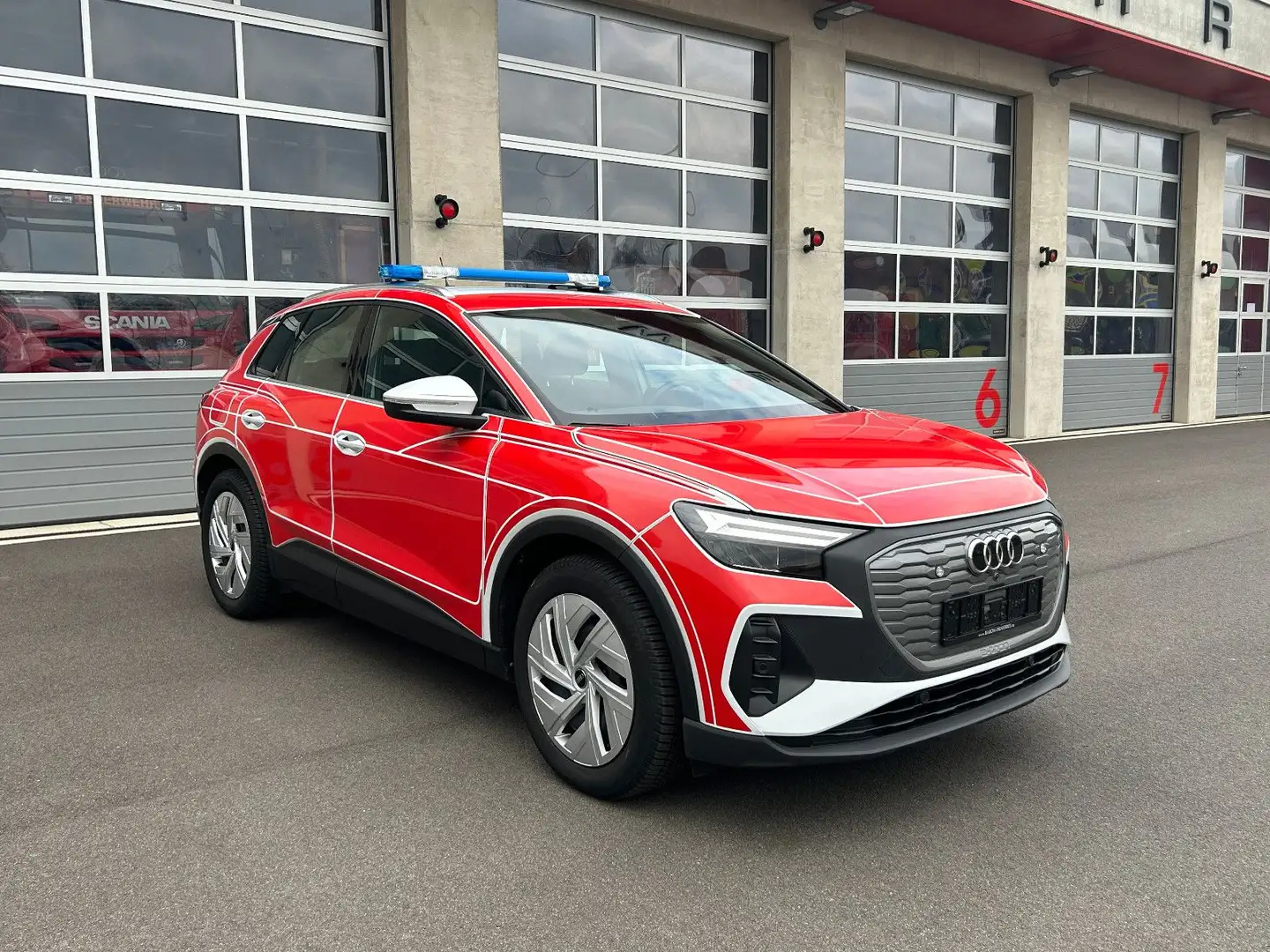 Audi Q4 e-tron 35 *Feuerwehr, KdoW, NEF, ELW* Weiß - 1
