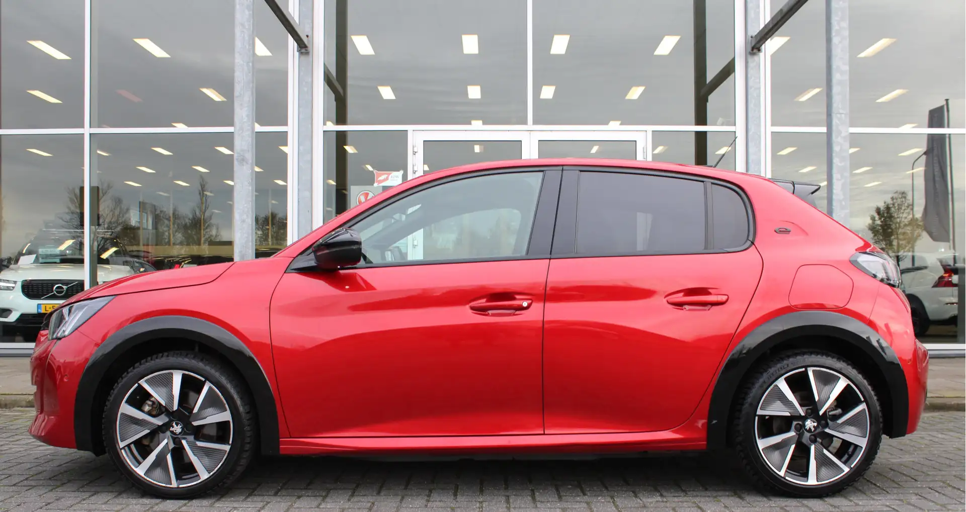 Peugeot e-208 EV GT Pack 50 kWh | Panoramadak | Camera | Keyless Rouge - 2