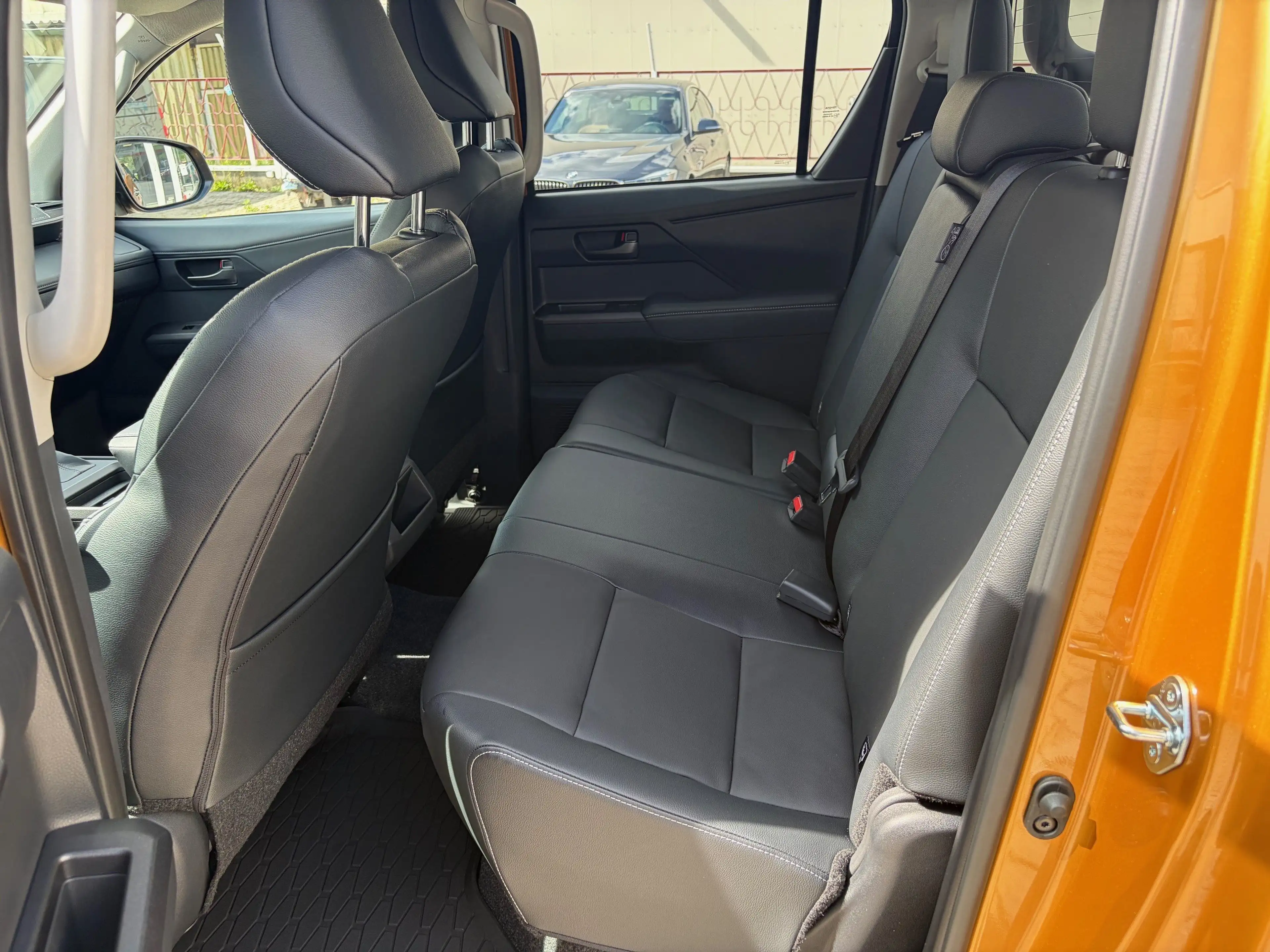 Toyota Hilux Double Cab 2.8 D-4D MHEV 150 kW 4×4 Invincible — photo 10