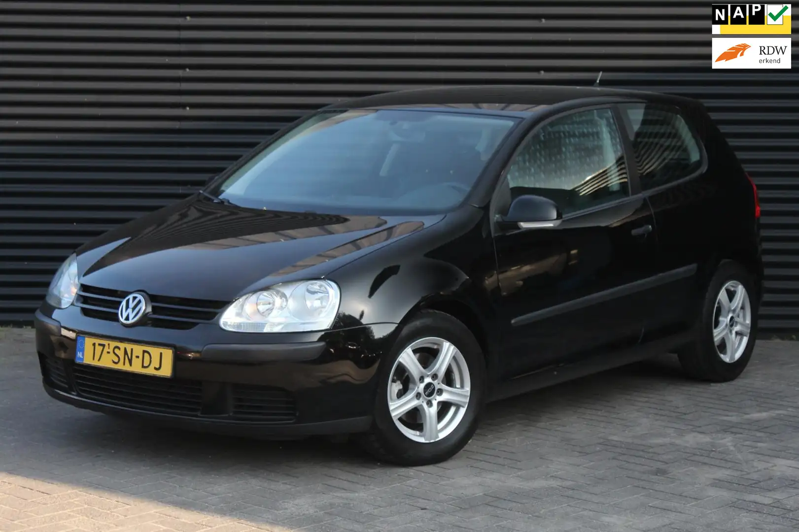 Volkswagen Golf 1.4 FSI Businessline | Airco | Nieuwe APK | NAP | Schwarz - 1