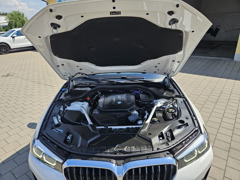 BMW 520 5 Touring 520d xDrive*1Hand*8fachBereift*AHK — photo 30