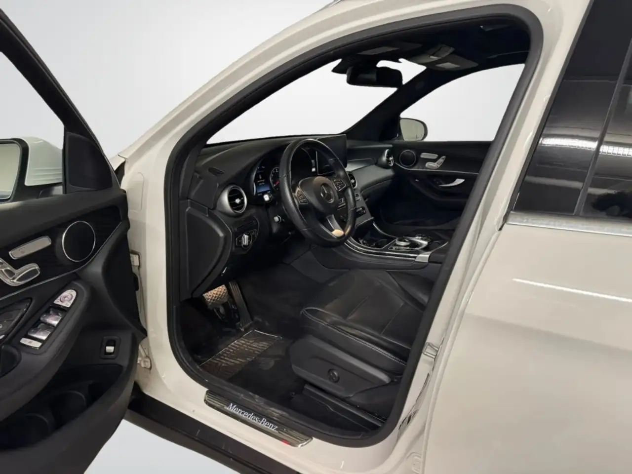 Mercedes-Benz GLC снимка Mercedes-Benz GLC