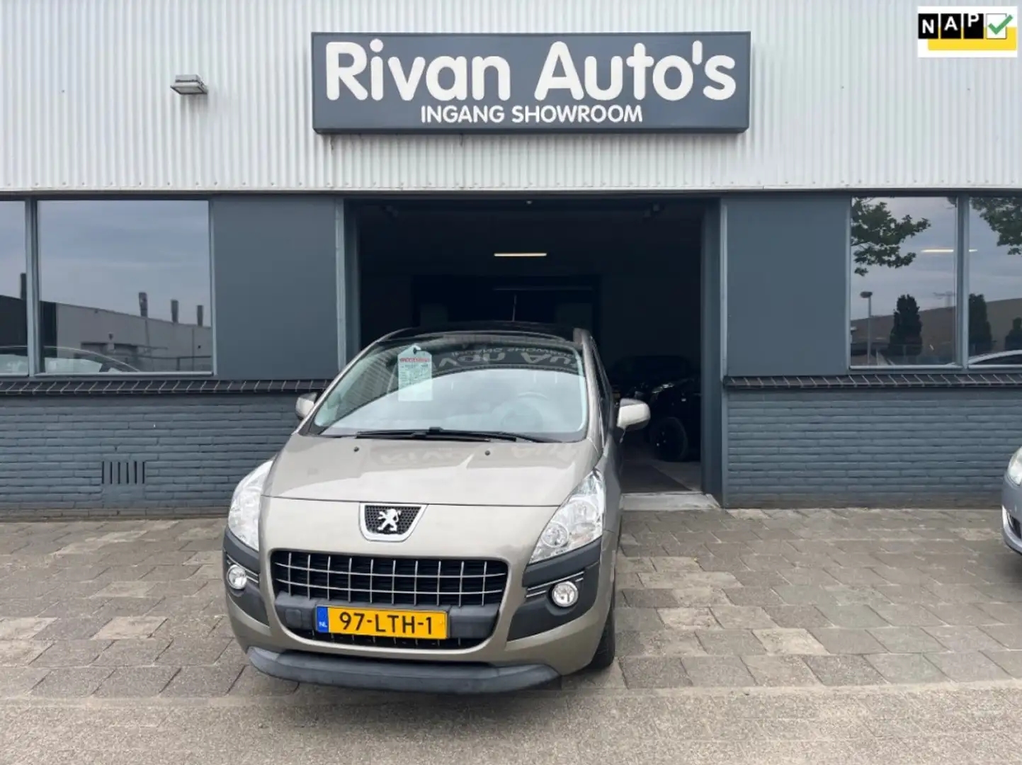 Peugeot 3008 1.6 VTI BLUE LEASE Grau - 1