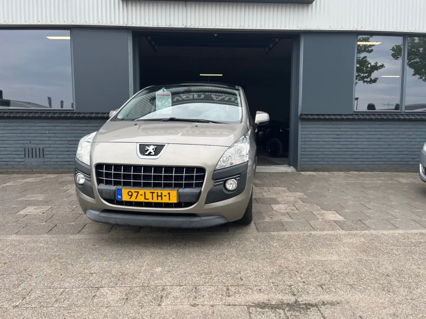 Peugeot 3008 1.6 VTI BLUE LEASE Grau - 2